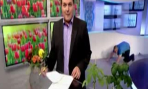 شیرجه یکی از عوامل پشت صحنه در برنامه زنده + فیلم