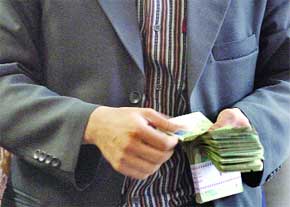 چه کسانی بیشترین دست مزد را میگیرند؟