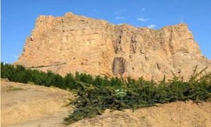 کوهی با دو چشمه درون شهر" اصفهان"