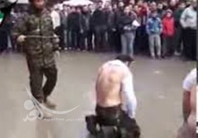 شلاق زدن جوانان موصل توسط داعش به دلیل مشاهده رقابت های فوتبال جام جهانی