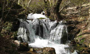 آبشار دوقلوی "وارگ" در روستای "نوژبان"