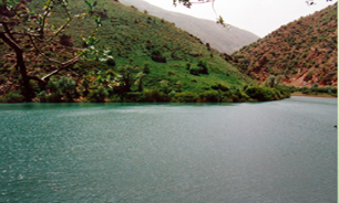دریاچه ای با وسعت بسیار در میان کوهستان