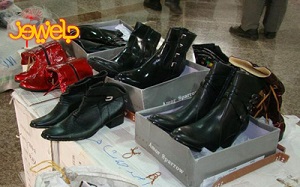 ماجرای کفش های میلیاردی در جاده ابرکوه