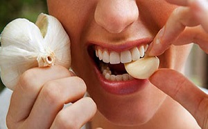 رفع بوی بد سیر با این میوه خوشمزه