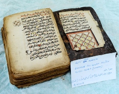 هدیه کتاب‌فروش هندو به مسلمان انگلیسی در کتابخانه آستان قدس رضوی +تصاویر