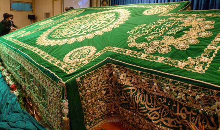 روپوش مرقد مطهر ابا عبدالله الحسین(ع) بر مضجع ایشان گسترده شد