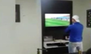 تب فوتبال بر سر تلویزیون خراب شد! + فیلم