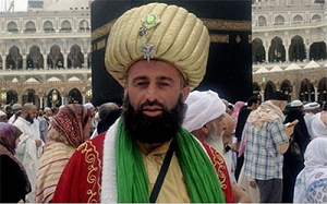 فاش شدن راز مردی با لباس عجیب در مکه + تصاویر