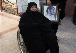مادر شهید پس از ۳۰ سال, مزار فرزندش را در آغوش گرفت