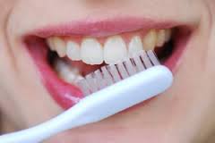 در فاصله سحر و افطار مسواک بزنیم؟