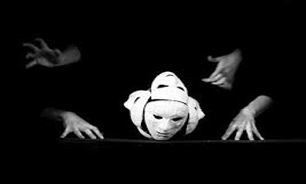 پرفورمنس "تخیل خالی خیال" اجرا می‌شود