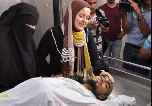 عکس/ وداع یک دختر فلسطینی با نامزد شهیدش