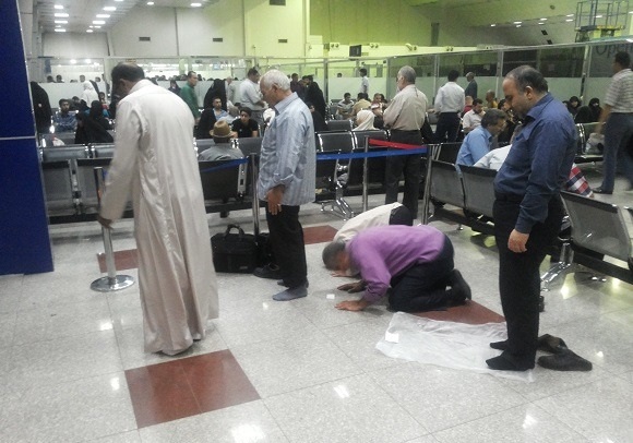 عکس/ هواپیمای زائر تاخیر دارد؛ ولی نمازش نه