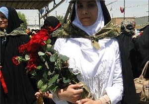 تصویر زنی با لباس عروس در تظاهرات زنان عراقی علیه داعش
