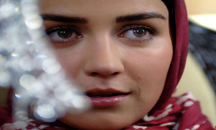 " نیماطباطبایی" به "افسانه پاکرو" یادگاری داد