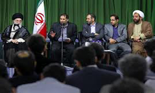 شب‌نشینی رمضانی شاعران با رهبر انقلاب
