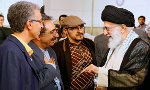 تقدیم کتاب "قند پهلو" به مقام معظم رهبری
