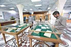 نمایش قرآن منسوب به دست خط حضرت علی (ع) در کتابخانه مرکزی آستان قدس رضوی