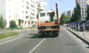 تصادف وحشتناک كاميون با دختر دوچرخه‌سوار + فیلم