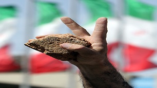 با حضور انقلابی وپرشور  بر سر اسرائیل و امریکا فریادمی زنیم.