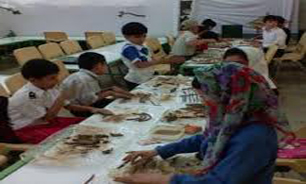 کودکان هنر سفال‌گری را تجربه می‌کنند