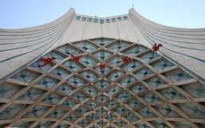 بانگ اذان سحرگاهی از بام برج آزادی طنین انداز می‌شود