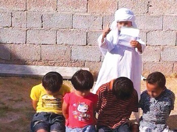 تقلید کودکان عربستانی از سر بریدن تکفیری ها +عکس