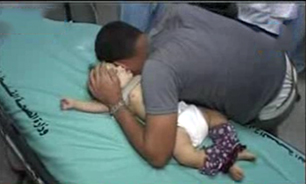 ناله‌های سوزناک پدر فلسطینی در سوگ نوزاد شهیدش + فیلم