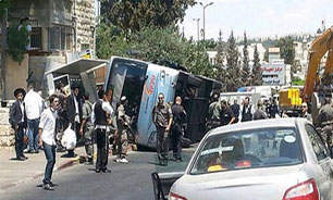 جوان فلسطینی اتوبوس حامل صهیونیست‌ها را واژگون کرد + تصاویر