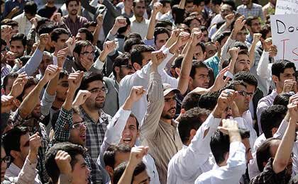تجمع دانشجویان تهرانی در حمایت از مردم غزه مقابل سفارت فلسطین