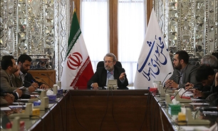 نخبگان برای حل مشکلات کشور راهکار ارائه کنند/ دفاع از انقلاب نباید دولتی باشد