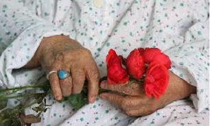 تنهایی در دوران سالمندی از شوک الکتریکی کشنده تر است!
