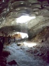 گرمای تابستان در کنار غار یخی چما به زانو در آمد
