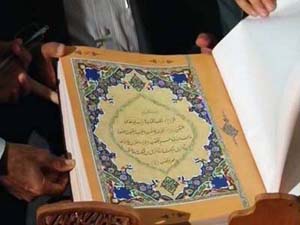 رونمایی از قرآن کتابت شده خوشنویسان هرمزگانی