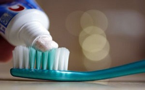 با مسواک زدن به این بیماری خطرناک دجار می شوید!