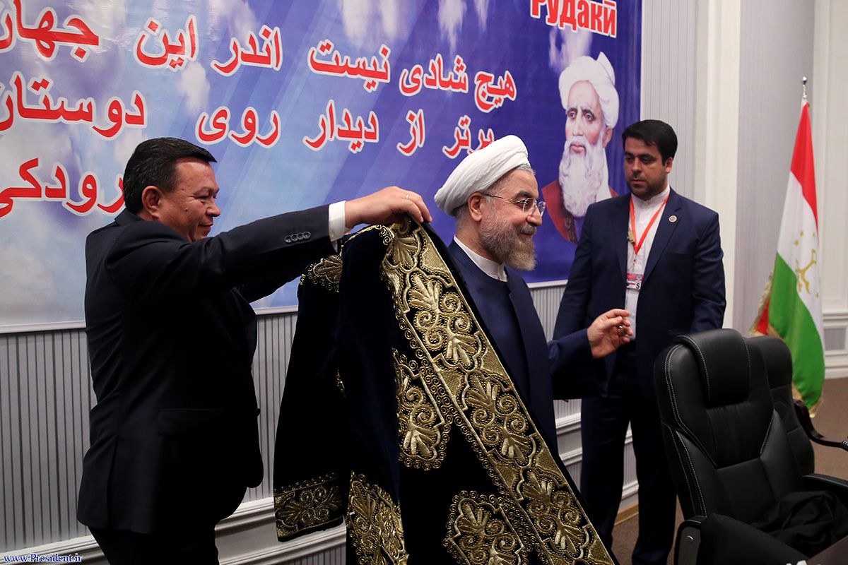 لباس زرین آکادمی علوم بر تن رییس جمهوری ایران