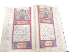 اهدای قرآن خطی متعلق به دوره قاجار به کتابخانه مرکزی آستان قدس رضوی