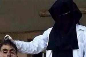 سر ذبح شده شهروند عراقی در دست زن داعشی+عکس(۱۸+)