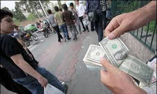 جولان دلالان پول نو در خیابان جمهوری/ یک بسته اسکناس 20 تومانی، 40 هزار تومان