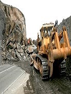 ریزش کوه یک لاین آزادراه تهران - شمال را مسدود کرد