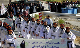 تجدید میثاق دانش آموزان محجبه دبیرستان‌های دخترانه منطقه 5 با شهدا