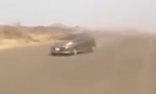 لحظه سقوط خودرو به دره + فیلم