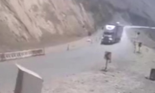 سرعت غیرمجاز منجر به واژگونی تریلی شد + فیلم