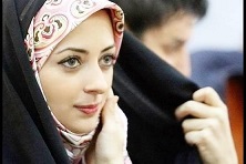 بازیگر زن در ساحل خلیج فارس+ عکس