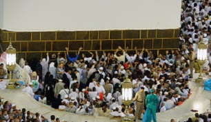 چگونه مي توان درون خانه خدا نماز گزارد؟