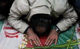استقبال پرشکوه مردم از پدر و مادر شهید محمد علی مبارک