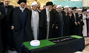 رهبر معظم انقلاب بر پیکر آیت‌الله مهدوی کنی اقامه نماز کردند + فیلم و تصاویر