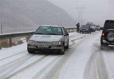 برف تردد در محورهای ارتباطی چهارمحال و بختیاری را کند کرده است