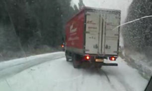 جاده یخ زده‌ای که سبب تصادف دو ترانزیت شد + فیلم