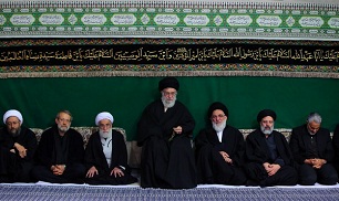 پنجمین شب مراسم عزاداری حضرت اباعبدالله الحسین(ع) با حضور رهبر معظم انقلاب برگزار شد + صوت و تصاویر